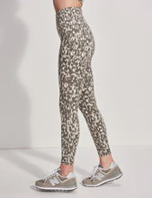 Load image into Gallery viewer, VARLEY Move Pocket High Legging 25"