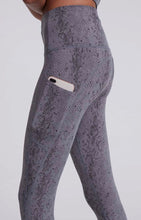Load image into Gallery viewer, Varley Let’s Go Pocket Legging 25