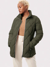 Load image into Gallery viewer, Bernardo Snowshoe Puffer Jacket
