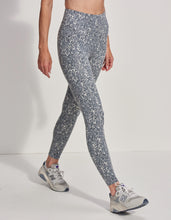 Load image into Gallery viewer, VARLEY Move Pocket High Legging 25&quot;
