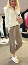 Load image into Gallery viewer, Varley The Relaxed Pant 25
