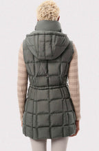 Load image into Gallery viewer, Bernardo Winter Resort Puffer Vest
