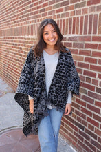 Load image into Gallery viewer, Snakeskin Print Shawl
