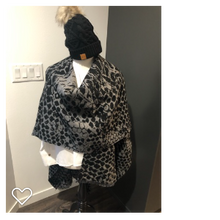 Load image into Gallery viewer, Snakeskin Print Shawl
