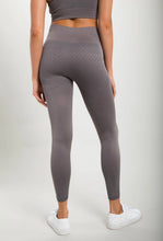 Load image into Gallery viewer, Seamless Geometric Ombre Highwaist Leggings
